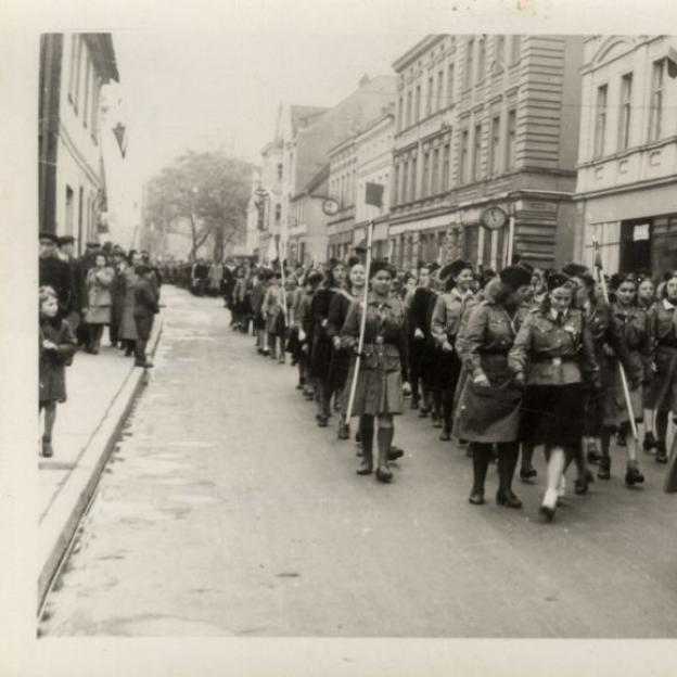 Manifestacja podczas obchodów Święta 3 Maja w Szczecinku w 1946